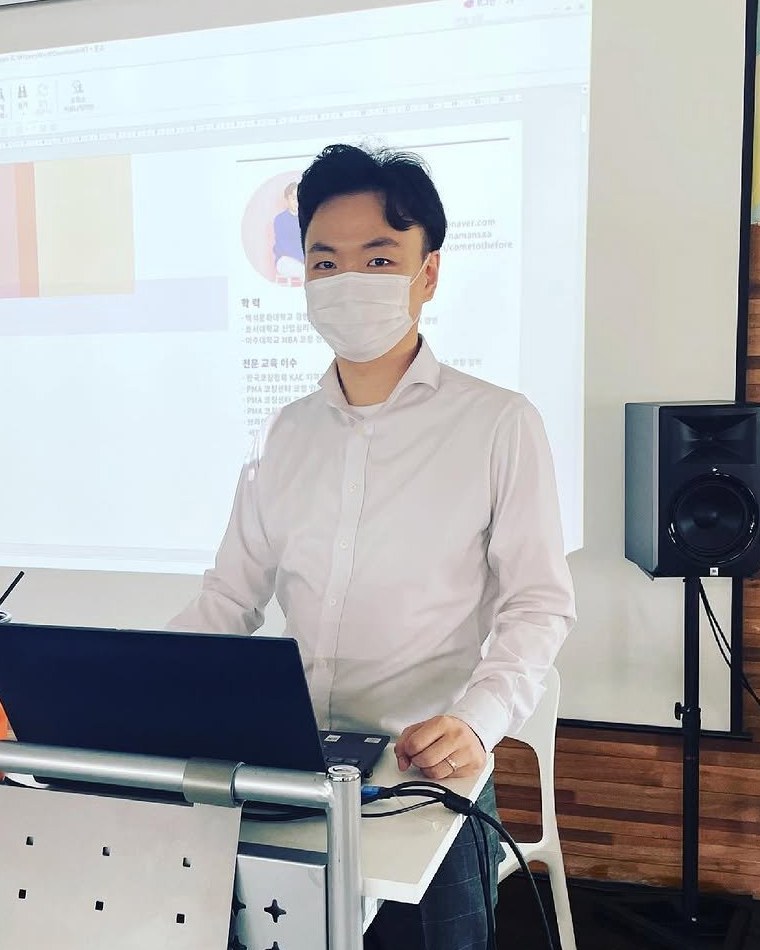 강연하는 한기백 대표